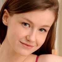 Скромна Емили Голе